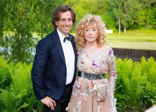 Помощница Аллы Пугачевой подтвердила информацию о том, что певица улетела в израиль после похорон Валентина юдашкина. 01