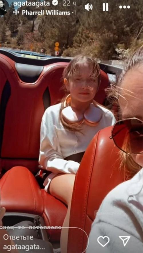 Агата муцениеце отдыхает с Петром дрангой и дочерью Мией в Ялте. 01