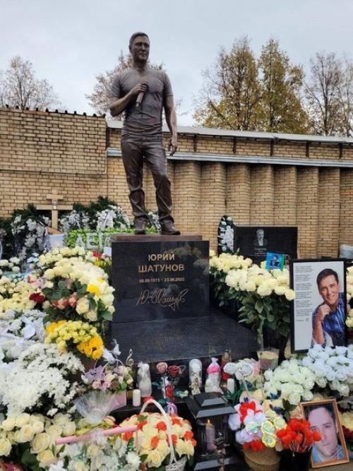 Вдова Шатунова запрeтила поклонникам приносить игрушки и статуэтки на могилу артиста. 01