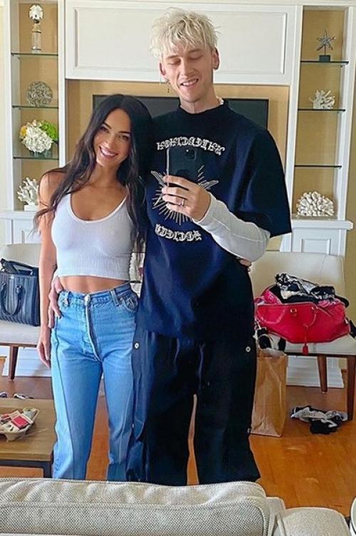 Колсон бэйкер на шеё амулет с кровью Меган Фокс носит. 01