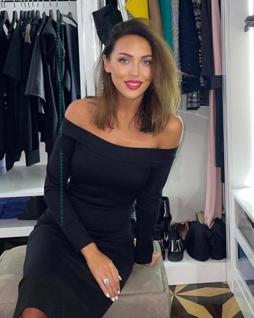 Алсу поведала своим подписчикам о том, как оставаться красивой без особого труда: уход за моим лицом довольно таки банален, на самом деле! 03