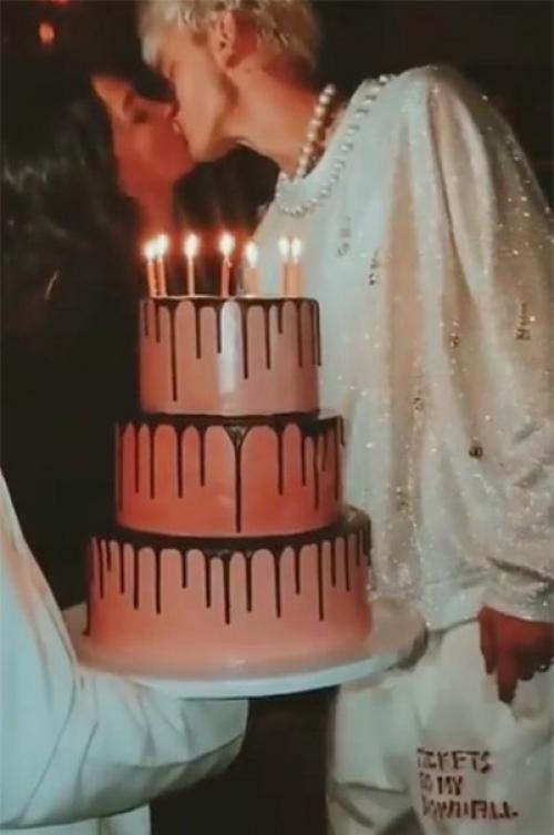 Колсон бэйкер на шеё амулет с кровью Меган Фокс носит. 04