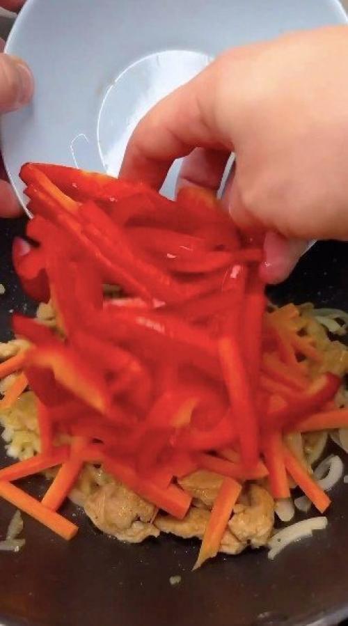 Мы готовим ароматную фунчозу с овощами и курочкой! 05