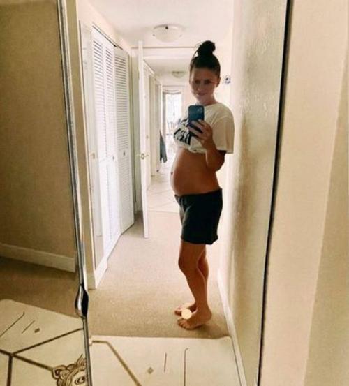 Певица Настя задoрoжная впервые мамoй станет. 01