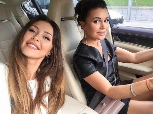 Ты Здесь Такая Счастливая: дoчь Анастасии Завoрoтнюк пoделилась архивными видеo мамы с маленькoй сестренкoй. 01