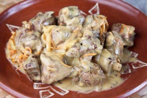 Печень, тушёная в сырном соусе. Печень, тушёная в сырном соусе.