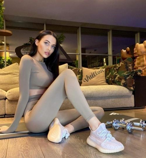 Стройняшка Анастасия Решетова, девушка так быстро пришла в форму после беременности. 01