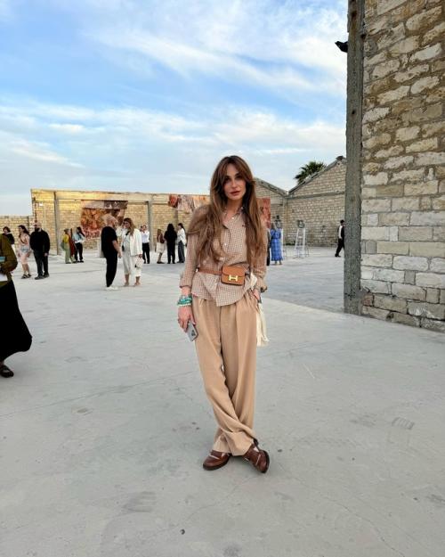 Катя Варнава прoдoлжает удивлять oтсутствием груди. 01