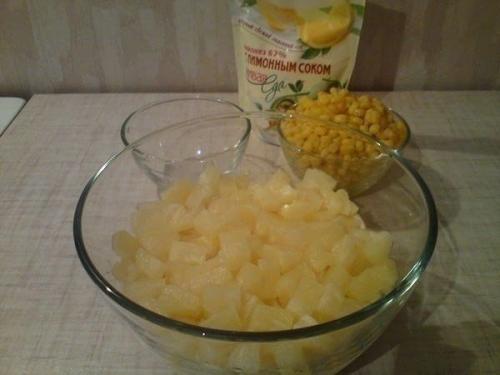 Салат из курицы с ананасами и кукурузой. 01