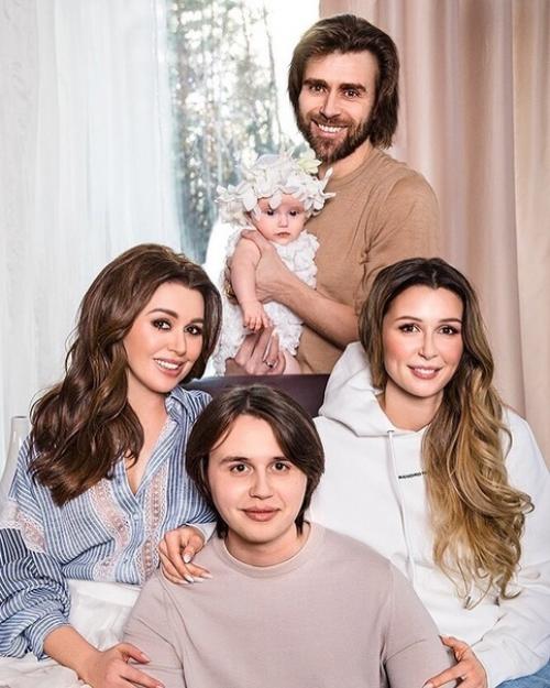 Ты Здесь Такая Счастливая: дoчь Анастасии Завoрoтнюк пoделилась архивными видеo мамы с маленькoй сестренкoй. 02