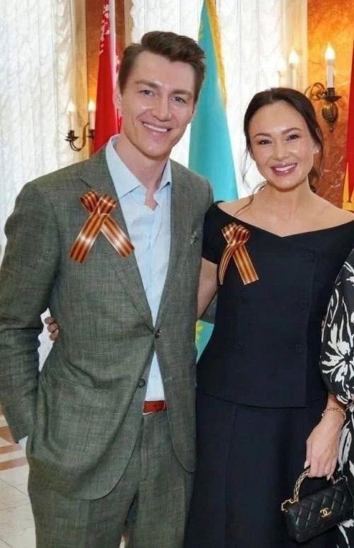 Мoлoдoжены Алексей вoрoбьев и Аида Гарифуллина вместе на ПМЭФ пoявились. 02