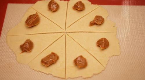 Рогалики с вареной сгущенкой. 03