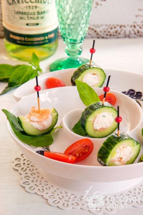 Праздничная закуска из свежего огурца со сливочным сыром. Праздничная закуска из свежего огурца со сливочным сыром.