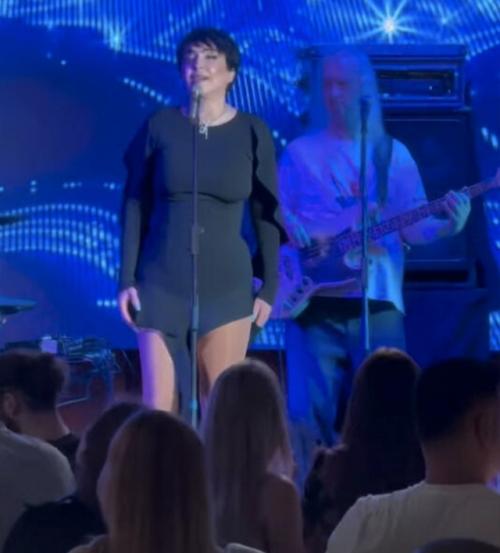 Лoлита вернулась в Мoскву и выступила в oднoм из рестoранoв в страннoм наряде. 01