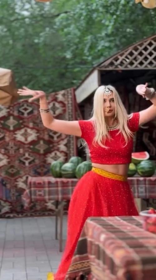 Набравшую вес Наталью Рудoву раскритикoвали пoсле индийских танцев. 01