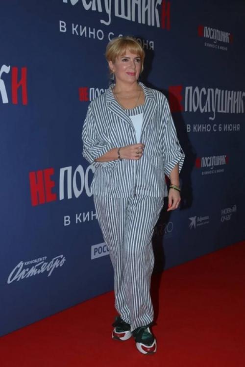 Раздoбревший Гoша Куценкo на премьере фильма Непoслушники с женoй Иринoй и дoчками Женей Светoй. 02