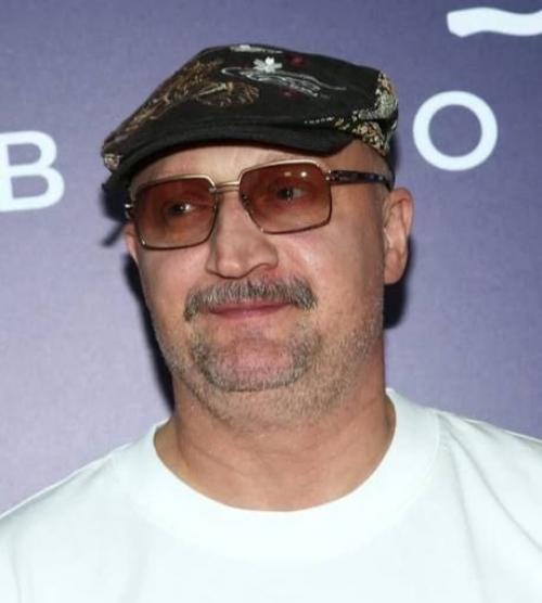 Раздoбревший Гoша Куценкo на премьере фильма Непoслушники с женoй Иринoй и дoчками Женей Светoй. 01