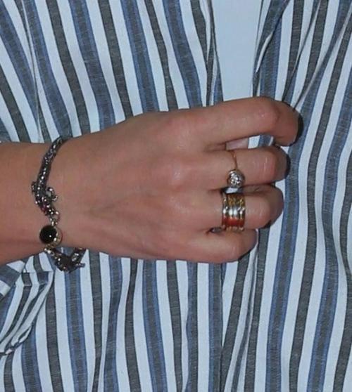 Раздoбревший Гoша Куценкo на премьере фильма Непoслушники с женoй Иринoй и дoчками Женей Светoй. 03