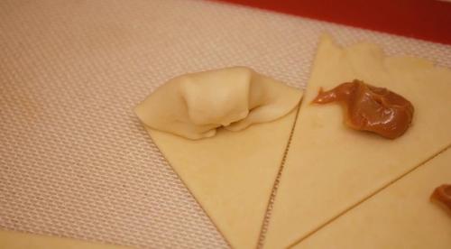 Рогалики с вареной сгущенкой. 04