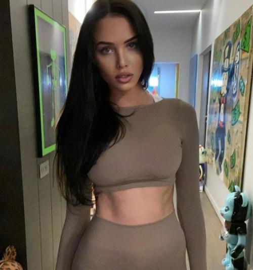 Стройняшка Анастасия Решетова, девушка так быстро пришла в форму после беременности. 04