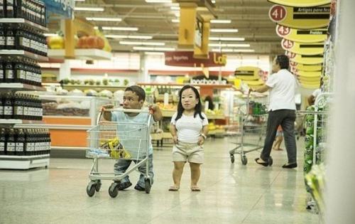 Так выглядит самая маленькая пара в мире, их примерно по 90 см. 08