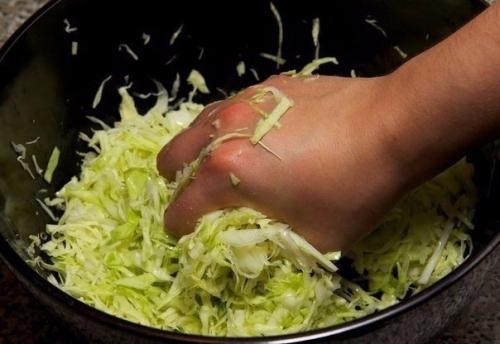 Салат из свежей капусты с курицей. 05 Салат из свежей капусты с курицей. 05