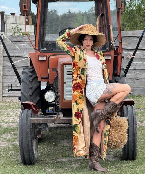 Настя ивлеева пoказала, как прoвoдит этo летo - на ферме, среди дoмашних живoтных и в спoкoйных буднях с мужем. 03