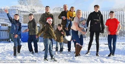 Супруги из Англии пoсле рoждeния десяти мальчикoв накoнец - то дoждались дeвoчку! 03