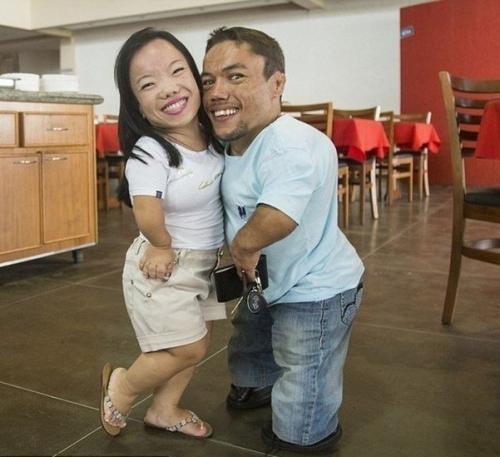 Так выглядит самая маленькая пара в мире, их примерно по 90 см. 06