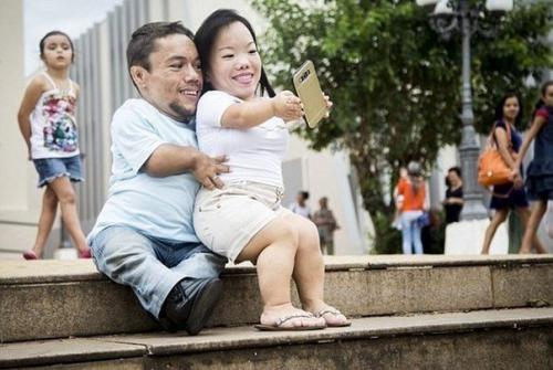 Так выглядит самая маленькая пара в мире, их примерно по 90 см. 07