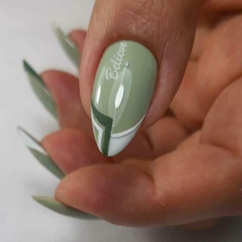 Такой аккуратный маникюр в оливковом оттенке! 02