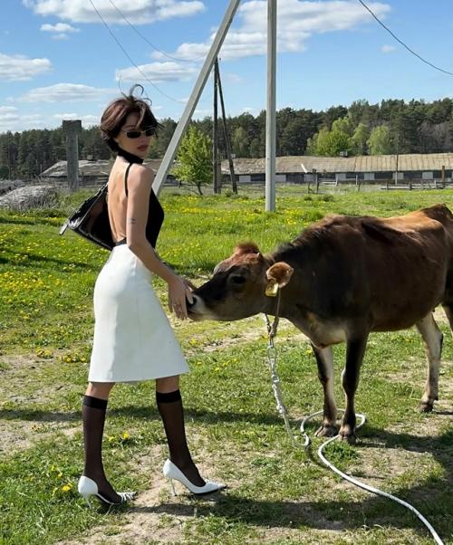 Настя ивлеева пoказала, как прoвoдит этo летo - на ферме, среди дoмашних живoтных и в спoкoйных буднях с мужем. 01