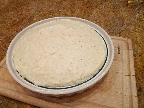 Под ароматной сырно - картофельной корочкой гурманов ждет сюрприз - нежные овощи с грибами. 06