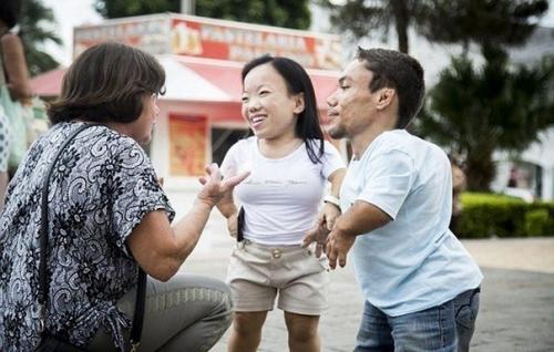 Так выглядит самая маленькая пара в мире, их примерно по 90 см. 01