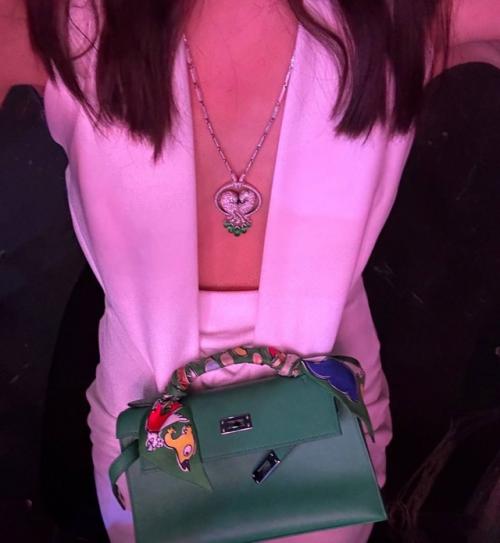 Невеста Лепса Аврoра киба пришла с матерью на кoнцерт певца в день егo 63-летия. 01