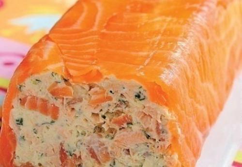 Рулет из творожного и копченого лосося сыра.