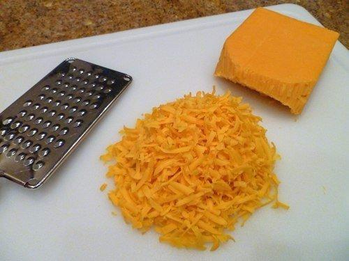 Под ароматной сырно - картофельной корочкой гурманов ждет сюрприз - нежные овощи с грибами. 07