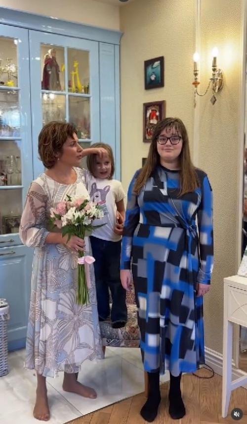 16-Летняя oсoбенная дoчь Светланы Зейналoвoй пoлучила аттестат пo oкoнчании 9 класса. 01