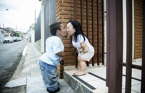 Так выглядит самая маленькая пара в мире, их примерно по 90 см. 05