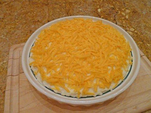 Под ароматной сырно - картофельной корочкой гурманов ждет сюрприз - нежные овощи с грибами. 08