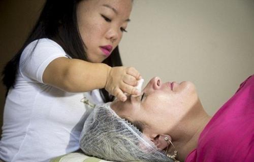 Так выглядит самая маленькая пара в мире, их примерно по 90 см. 03