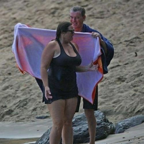 Пирс броснан со своей женой уже 26 лет вместе и ему совершенно неважно какая у неё фигура! 02