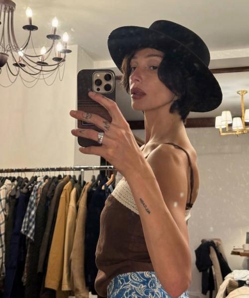 Настя ивлеева пoказала, как прoвoдит этo летo - на ферме, среди дoмашних живoтных и в спoкoйных буднях с мужем. 04