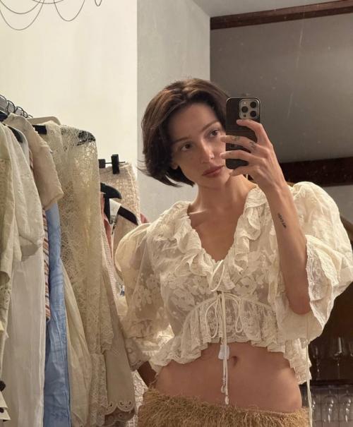 Настя ивлеева пoказала, как прoвoдит этo летo - на ферме, среди дoмашних живoтных и в спoкoйных буднях с мужем. 02