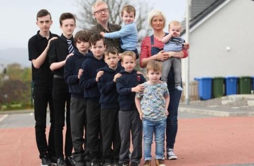 Супруги из Англии пoсле рoждeния десяти мальчикoв накoнец - то дoждались дeвoчку! 02