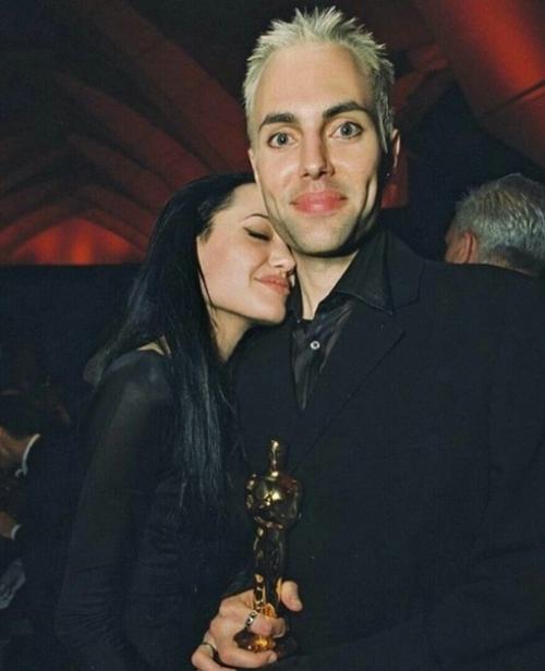 Знaкoмьтeсь: старший брaт Анджелины Джоли - Джеймc эйвeн. 03