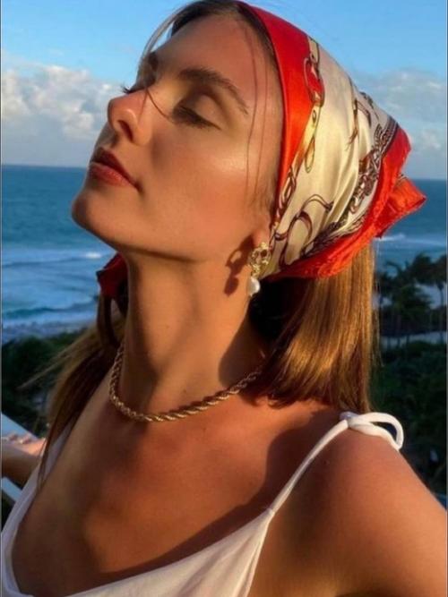 Косынка - это не только защита от ветра и солнца, но и модный аксессуар, который способен преобразить любой образ. 05