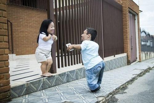 Так выглядит самая маленькая пара в мире, их примерно по 90 см. 04