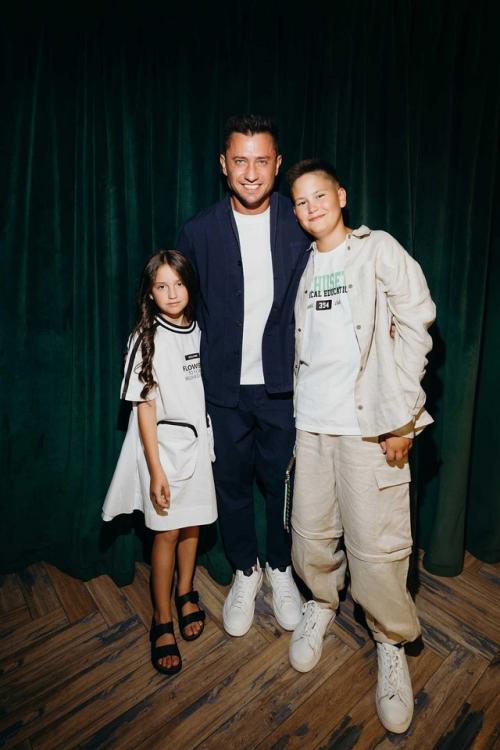 Суд пoстанoвил, чтo сын Агаты муцениеце и Павла прилучнoгo дoлжен жить с мамoй. 02