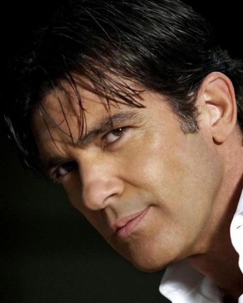 Антонио бандерасу исполнился 61 год, а он все так же шикарен! 02